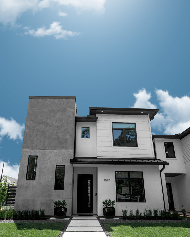 Пример оригинального дизайна: двухэтажный, белый частный загородный дом среднего размера в современном стиле с облицовкой из цементной штукатурки, вальмовой крышей и крышей из гибкой черепицы