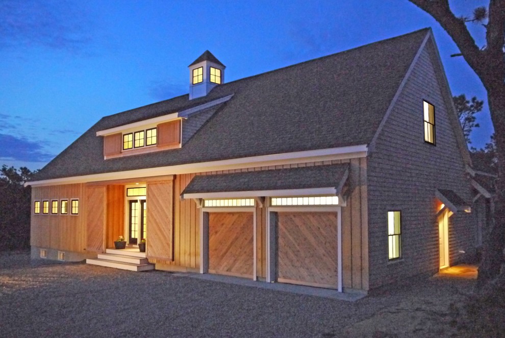 Réalisation d'une grande façade de maison marron design en bois à un étage avec un toit à deux pans et un toit en shingle.
