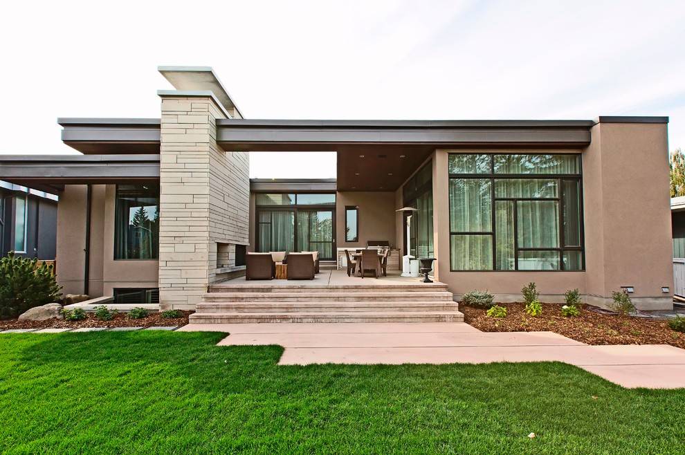 Modernes Haus mit Mix-Fassade, Flachdach und brauner Fassadenfarbe in Calgary