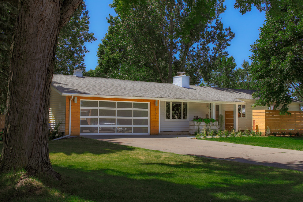 Mittelgroßes, Einstöckiges Stilmix Einfamilienhaus mit Vinylfassade, beiger Fassadenfarbe, Satteldach und Ziegeldach in San Diego