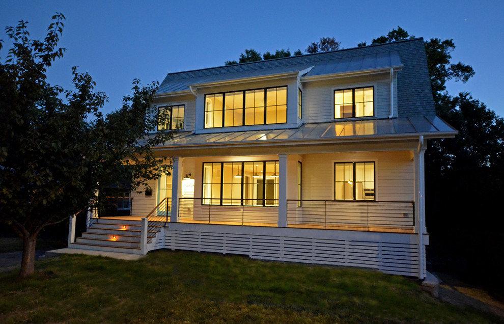 Kleines, Zweistöckiges Modernes Einfamilienhaus mit Faserzement-Fassade, weißer Fassadenfarbe, Satteldach und Misch-Dachdeckung