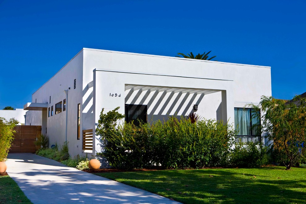 ロサンゼルスにあるコンテンポラリースタイルのおしゃれな白い家の写真