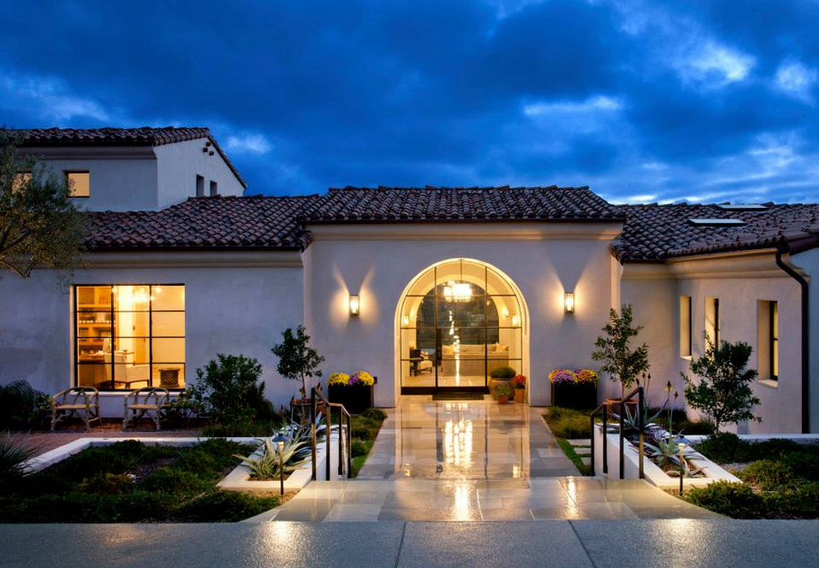 Großes, Einstöckiges Mediterranes Einfamilienhaus mit Putzfassade, weißer Fassadenfarbe und Ziegeldach in San Diego