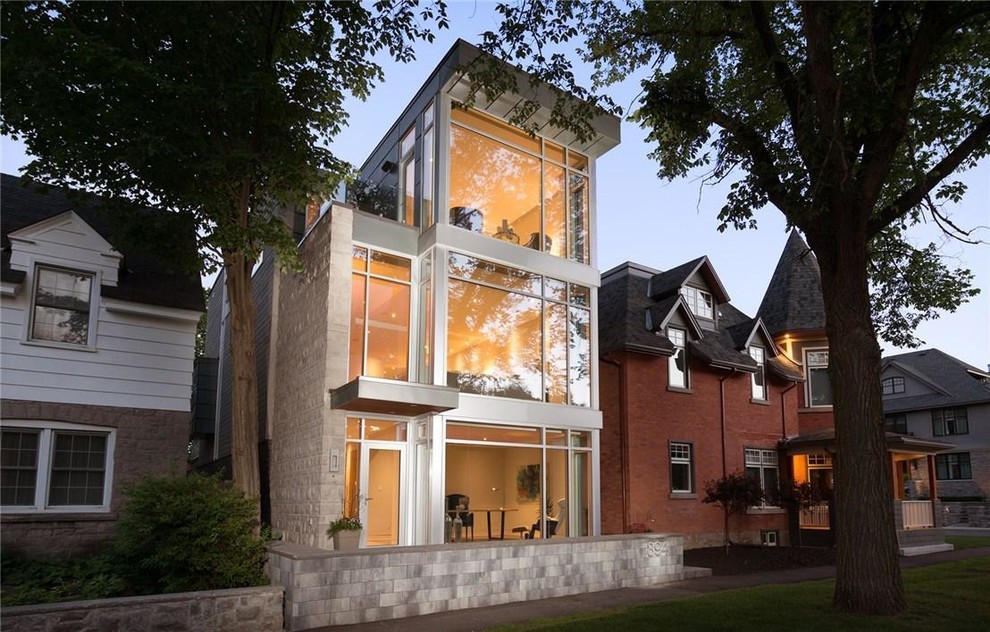 Mittelgroßes, Zweistöckiges Modernes Einfamilienhaus mit grauer Fassadenfarbe, Flachdach und Blechdach in Ottawa