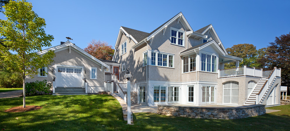 Mittelgroßes, Zweistöckiges Maritimes Haus mit beiger Fassadenfarbe, Satteldach und Schindeldach in Providence