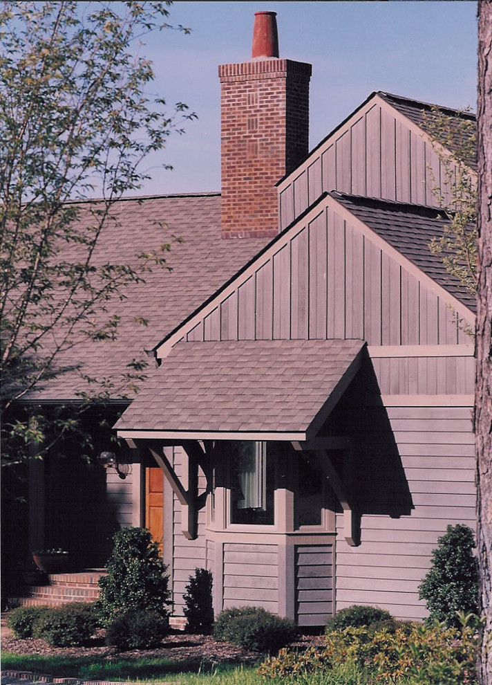 Imagen de fachada marrón actual grande de dos plantas con revestimiento de madera y tejado a la holandesa