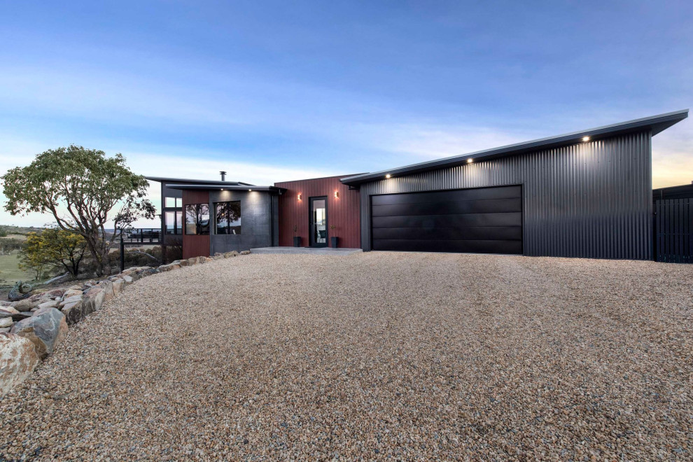 Großes, Einstöckiges Modernes Einfamilienhaus mit Metallfassade, grauer Fassadenfarbe, Pultdach und Blechdach in Canberra - Queanbeyan