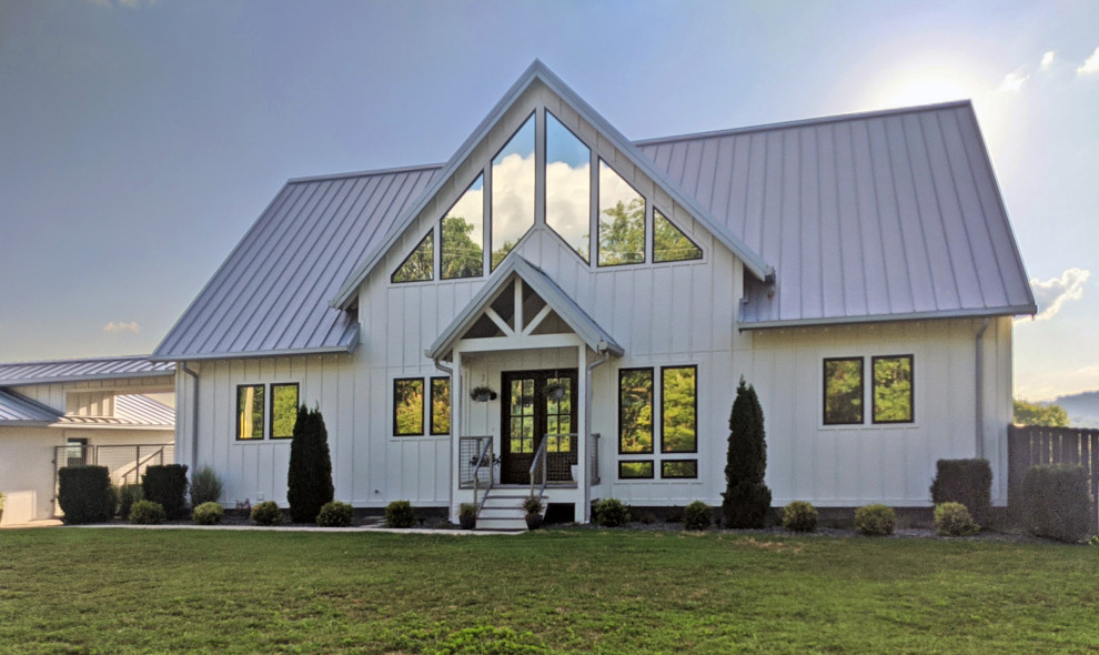 Großes, Dreistöckiges Rustikales Einfamilienhaus mit Faserzement-Fassade, weißer Fassadenfarbe, Satteldach, Blechdach, weißem Dach und Wandpaneelen in Nashville