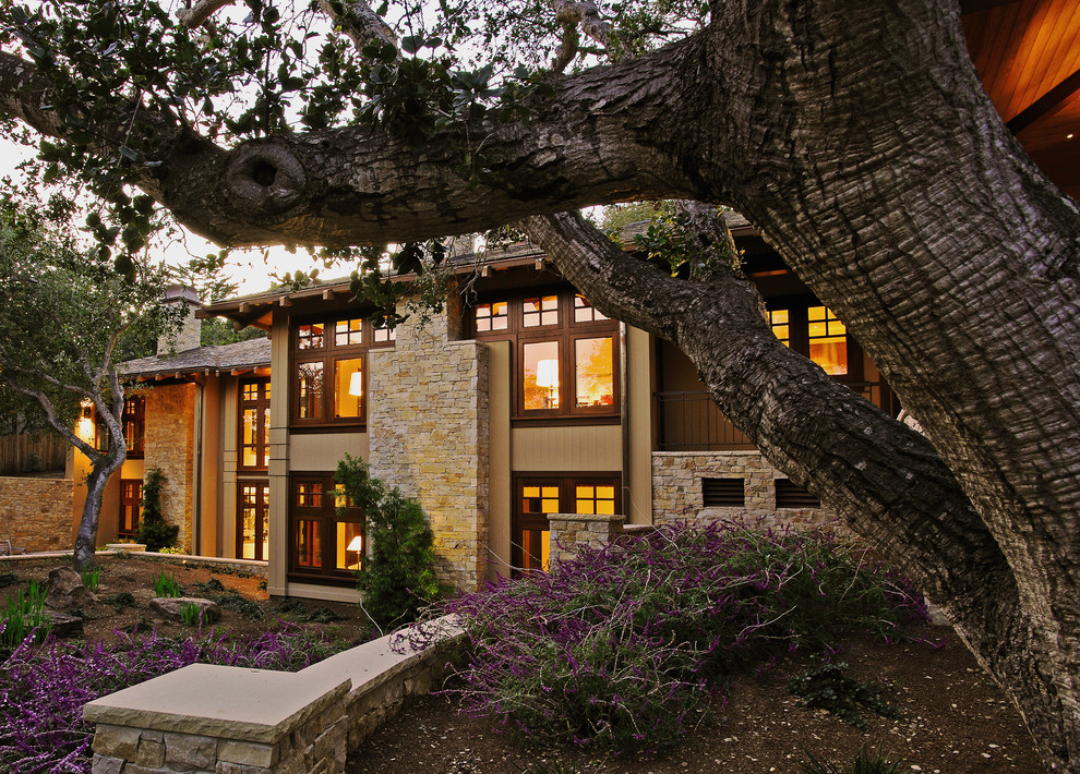 На фото: двухэтажный, коричневый дом среднего размера в стиле кантри с облицовкой из камня и вальмовой крышей с