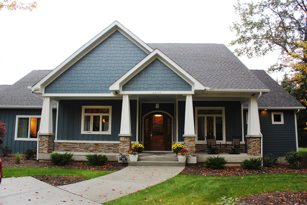 Einstöckiges, Mittelgroßes Rustikales Einfamilienhaus mit Faserzement-Fassade, blauer Fassadenfarbe, Satteldach und Schindeldach in Sonstige