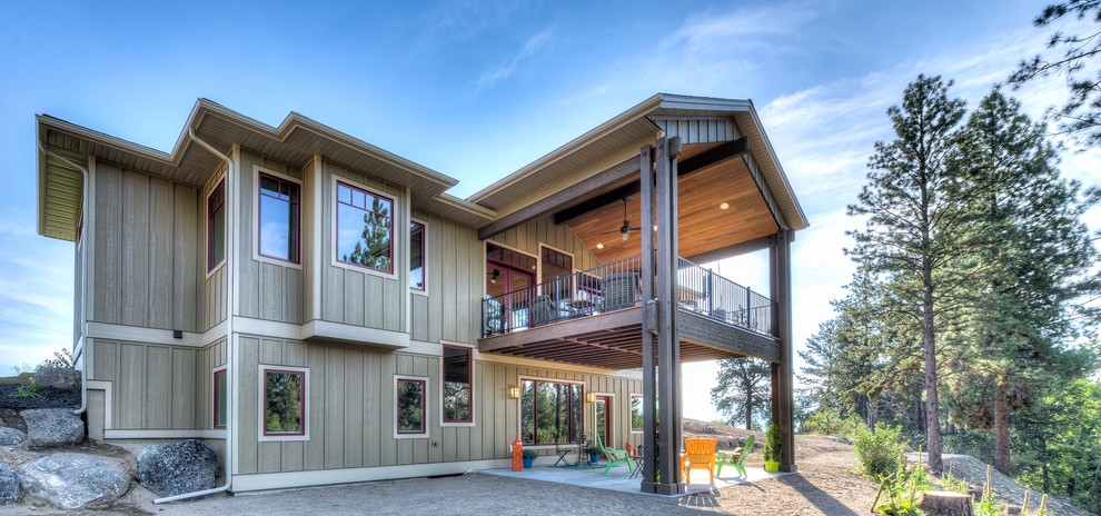 Große, Zweistöckige Urige Holzfassade Haus mit beiger Fassadenfarbe in Sonstige