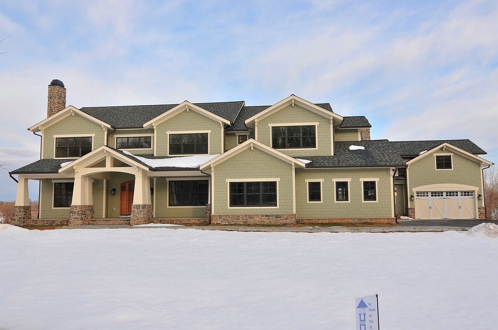 Foto de fachada de casa verde de estilo americano de dos plantas con revestimientos combinados, tejado a dos aguas y tejado de teja de madera