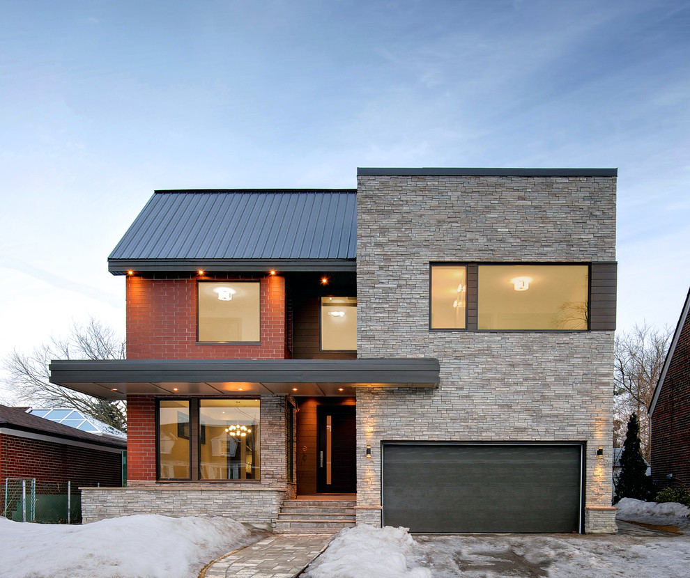 Idées déco pour une grande façade de maison rouge contemporaine à un étage avec un revêtement mixte et un toit plat.