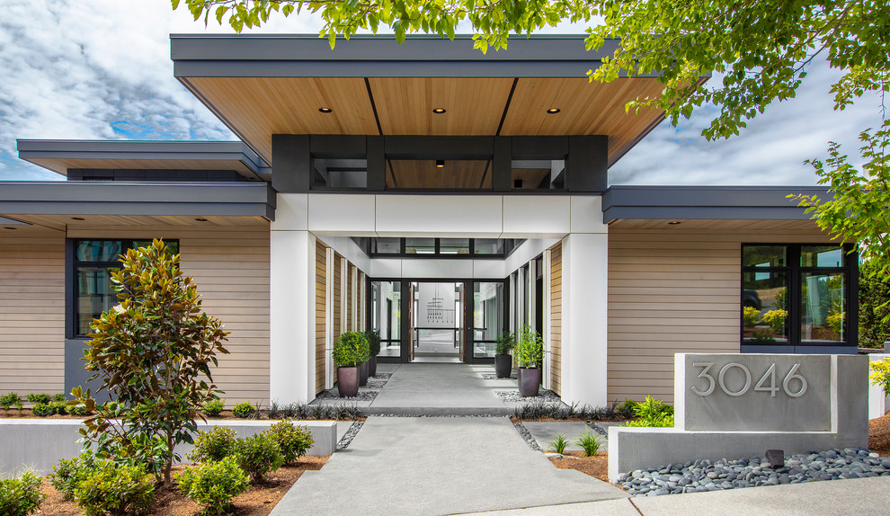 Идея дизайна: большой, двухэтажный, разноцветный частный загородный дом в современном стиле с комбинированной облицовкой, плоской крышей и металлической крышей