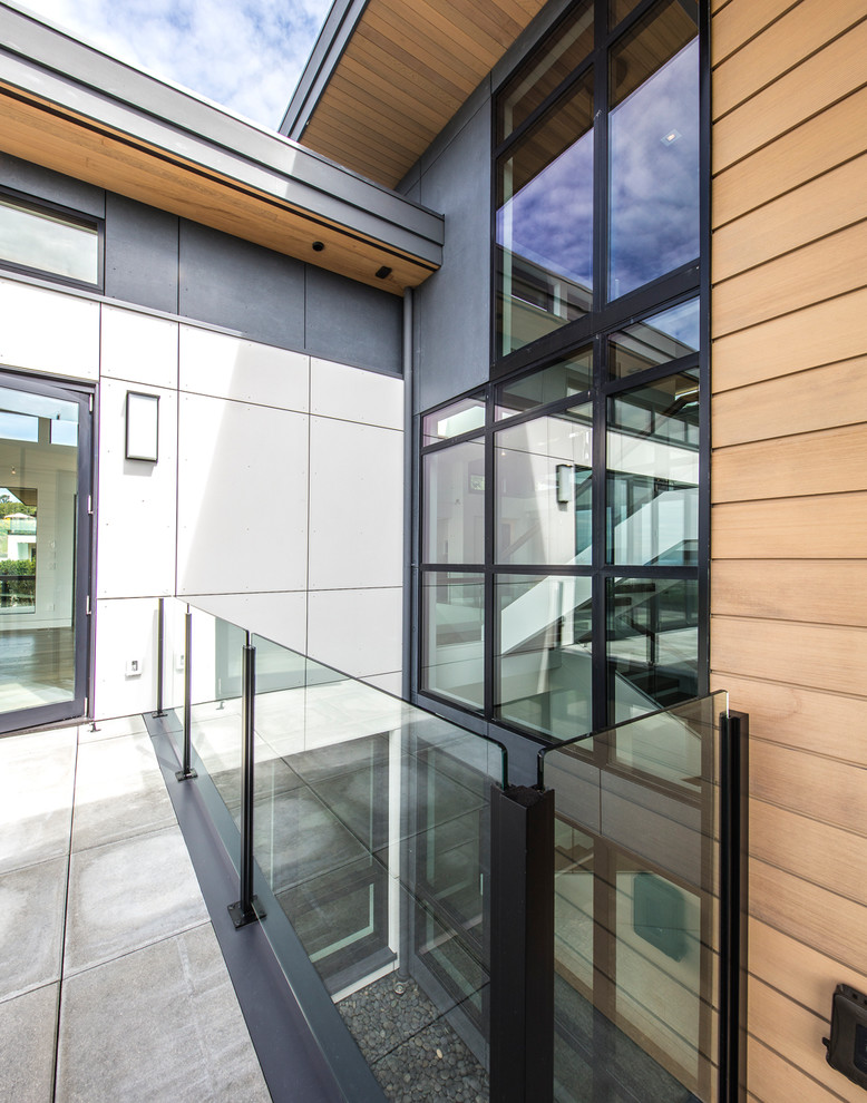 Großes, Zweistöckiges Modernes Einfamilienhaus mit Mix-Fassade, bunter Fassadenfarbe, Flachdach und Blechdach in Seattle