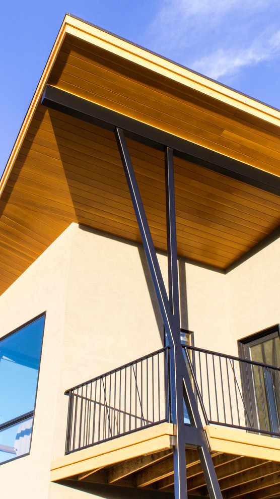 Große, Zweistöckige Moderne Holzfassade Haus mit grauer Fassadenfarbe und Walmdach in Denver