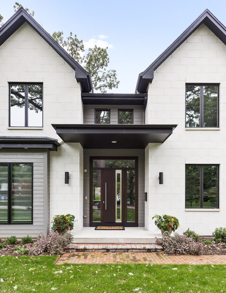 Inspiration pour une grande façade de maison blanche design en pierre à un étage avec un toit à quatre pans et un toit végétal.