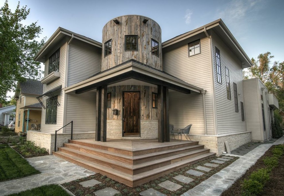 Идея дизайна: коричневый дом в современном стиле