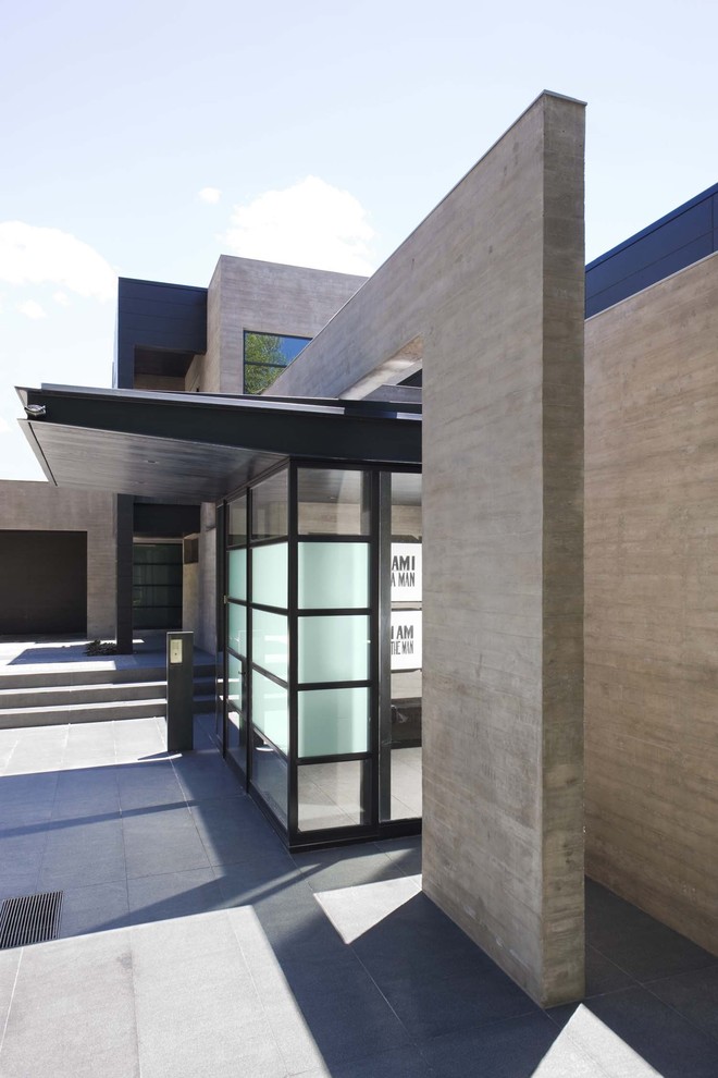 Idee per la facciata di una casa ampia contemporanea a tre piani con rivestimento in cemento