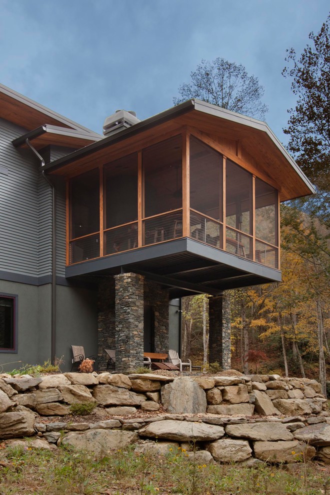 Diseño de fachada de casa multicolor contemporánea grande de dos plantas con revestimientos combinados, tejado plano y tejado de metal