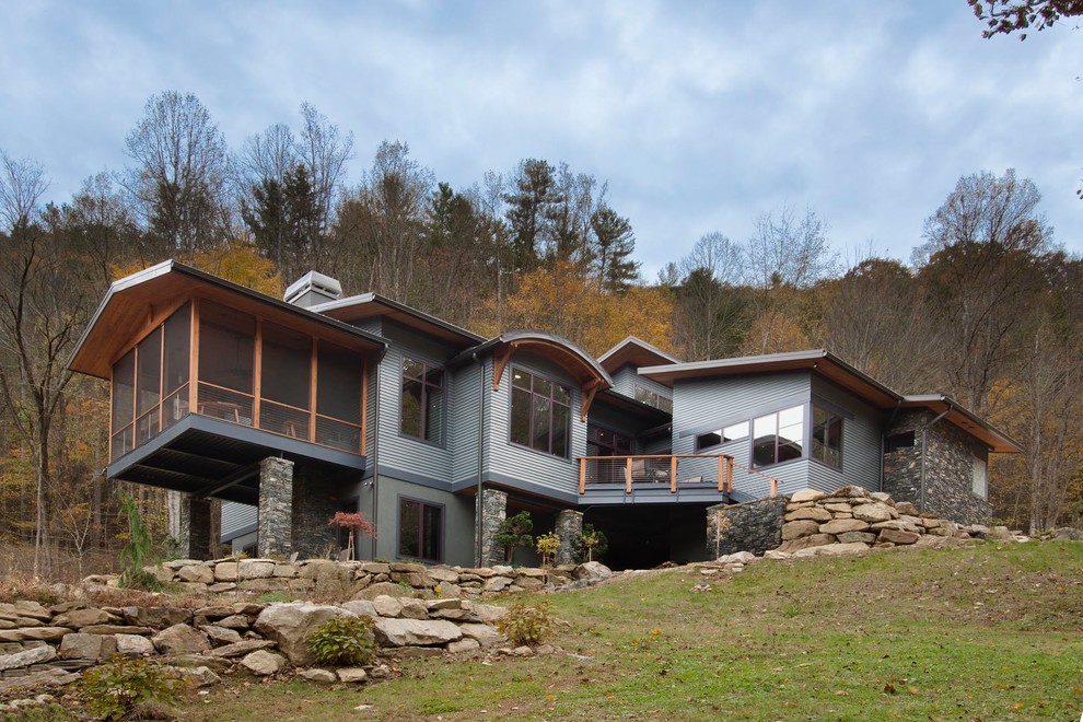 Foto della villa grande multicolore contemporanea a due piani con rivestimenti misti, tetto piano e copertura in metallo o lamiera