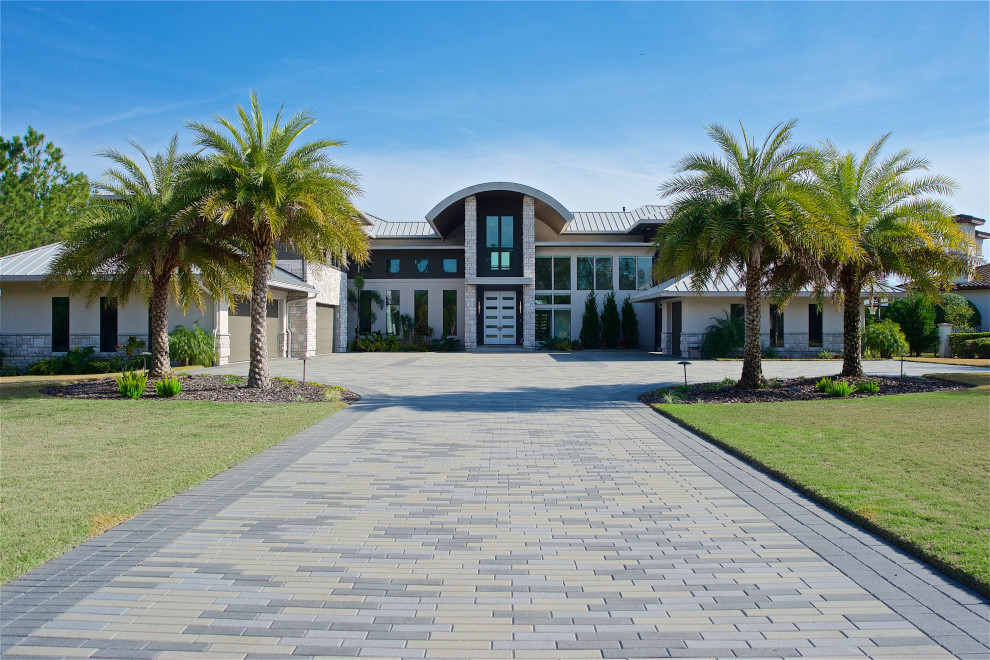 Contemporary house exterior in Jacksonville.