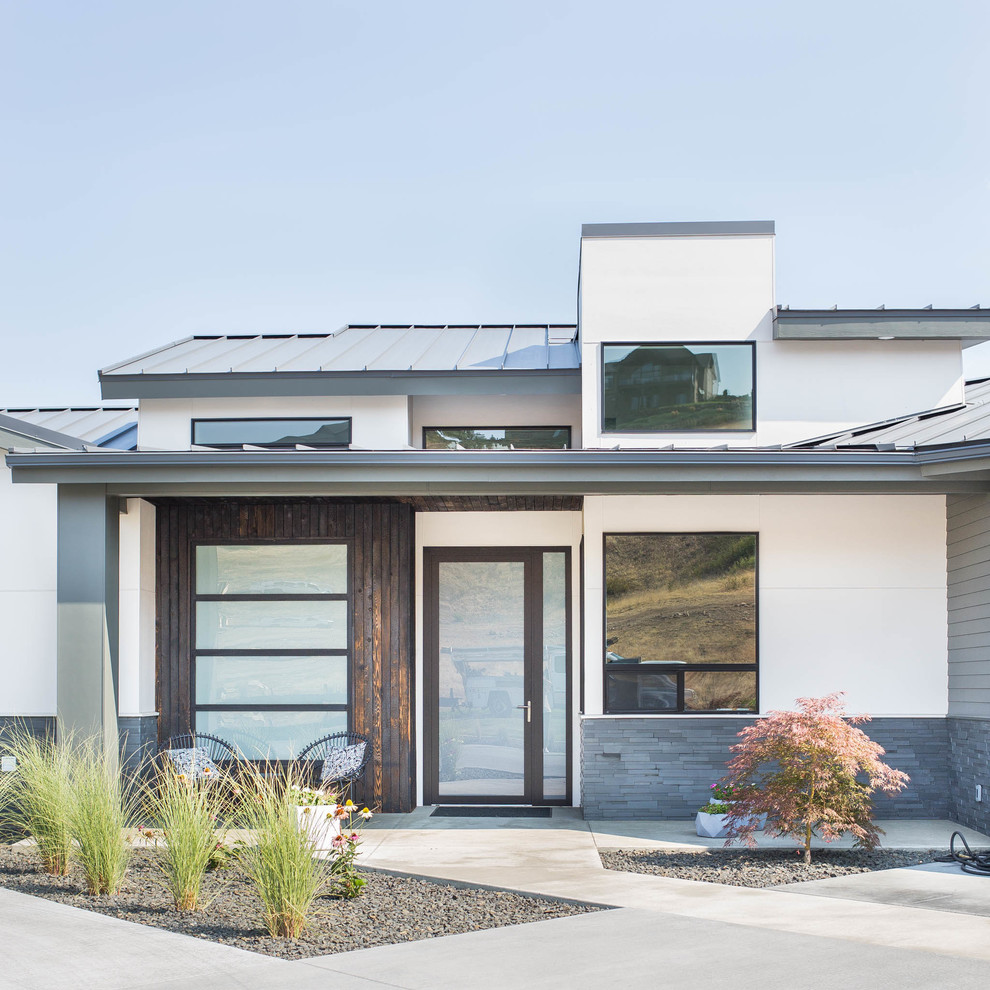 Großes, Zweistöckiges Modernes Einfamilienhaus mit Mix-Fassade, weißer Fassadenfarbe, Pultdach und Misch-Dachdeckung in Seattle