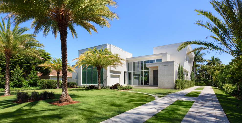 Trendy exterior home photo in Miami
