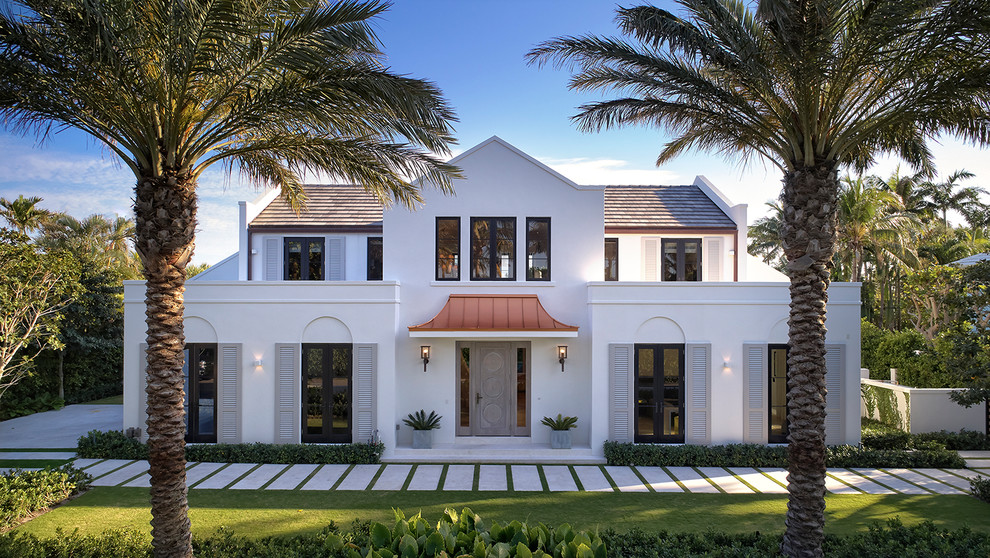 Идея дизайна: большой, двухэтажный, белый частный загородный дом в морском стиле с облицовкой из цементной штукатурки, двускатной крышей и крышей из гибкой черепицы