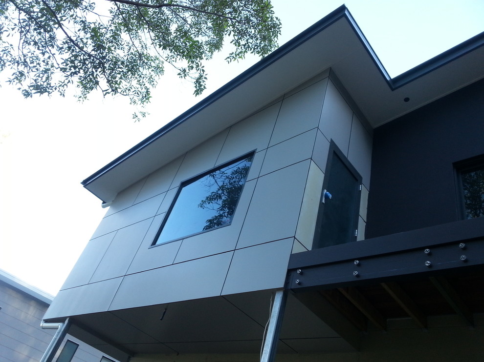 Стильный дизайн: большой, трехэтажный, серый дом в современном стиле с облицовкой из ЦСП и односкатной крышей - последний тренд