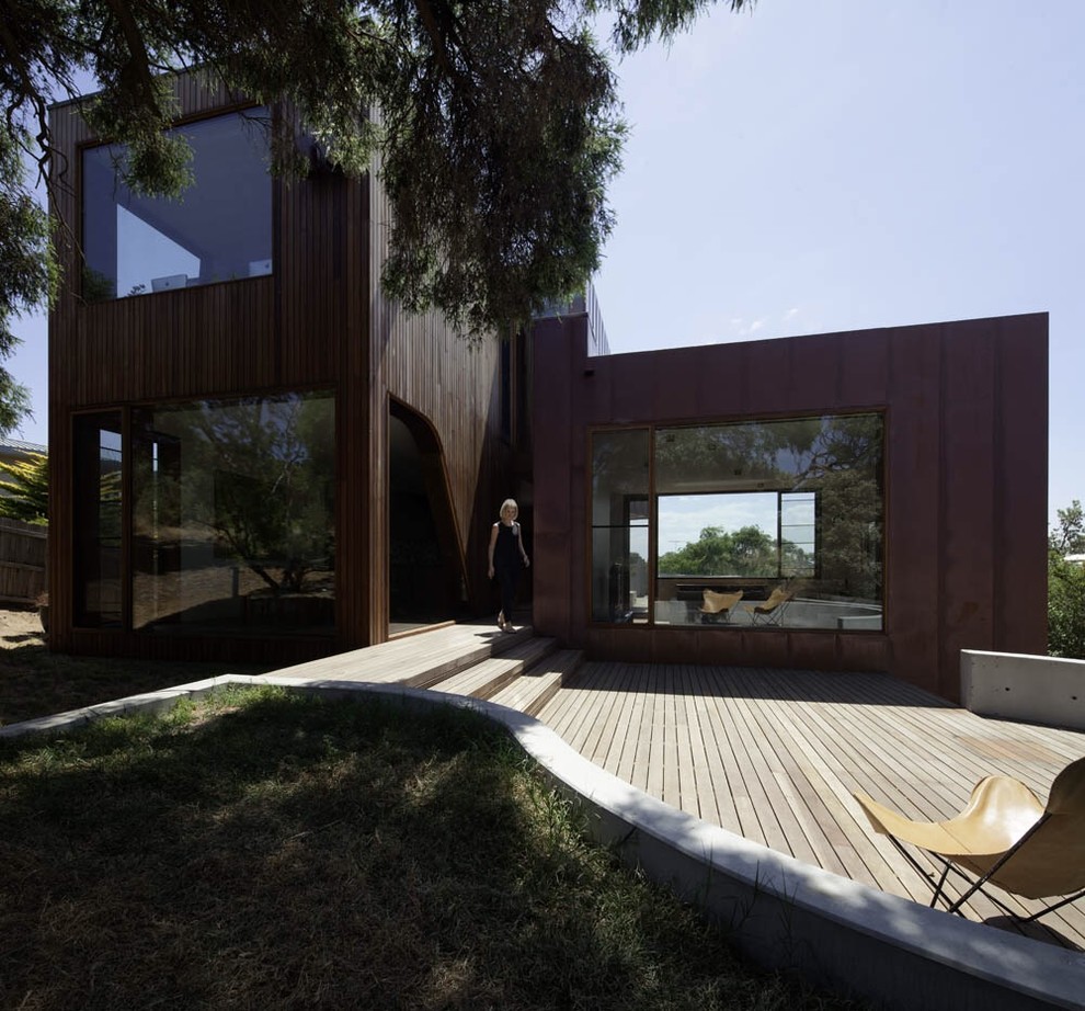 Zweistöckiges Modernes Haus mit brauner Fassadenfarbe und Metallfassade in Melbourne