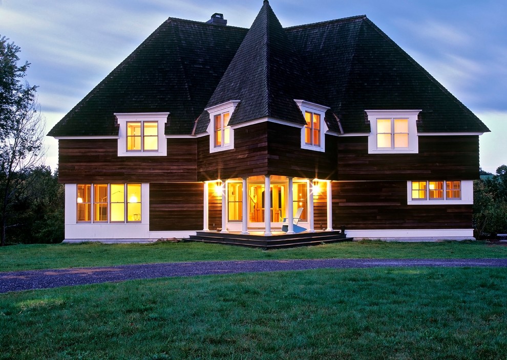 Immagine della facciata di una casa contemporanea con rivestimento in legno