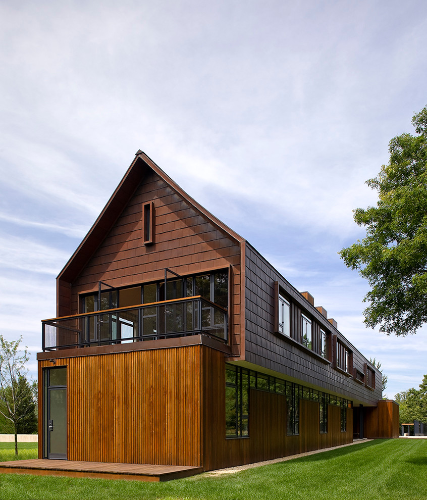 Foto de fachada marrón contemporánea de dos plantas con revestimiento de madera