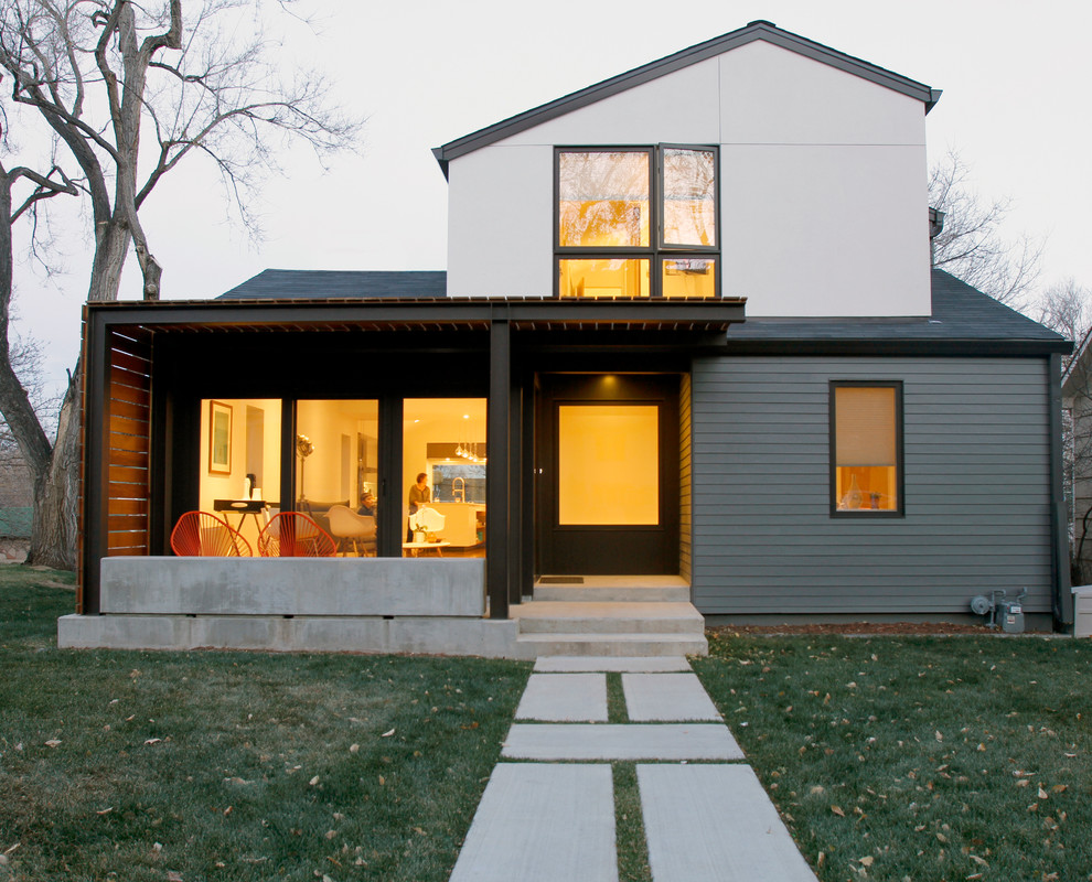 Стильный дизайн: двухэтажный, серый дом среднего размера в современном стиле с комбинированной облицовкой - последний тренд