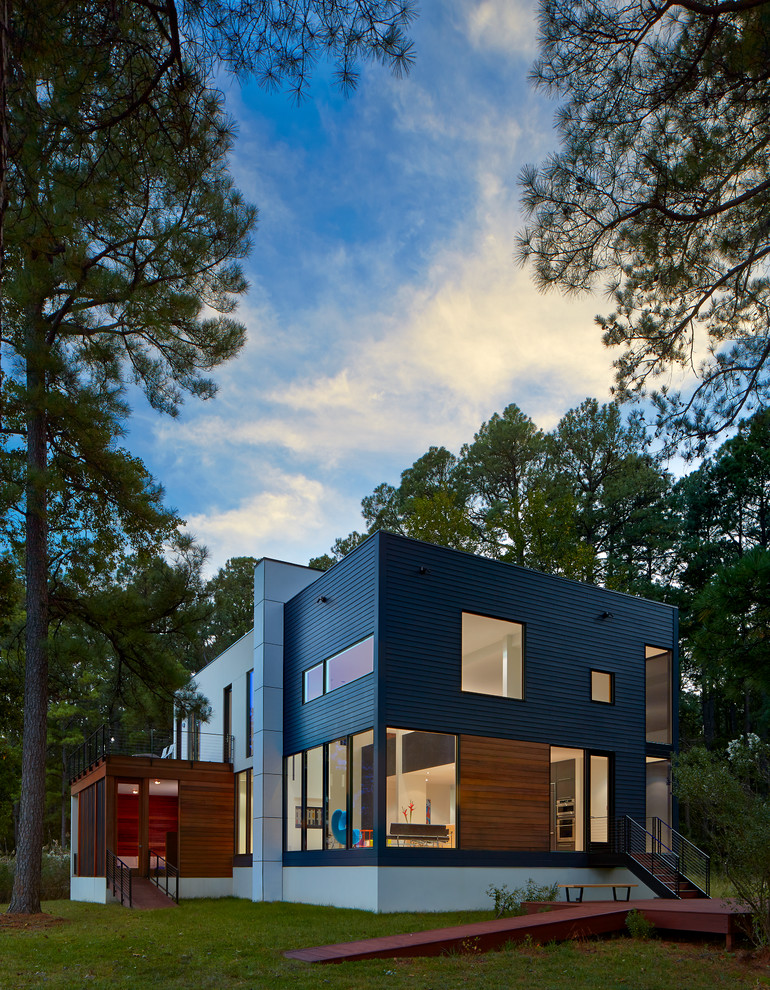 На фото: двухэтажный, синий дом в современном стиле с плоской крышей с