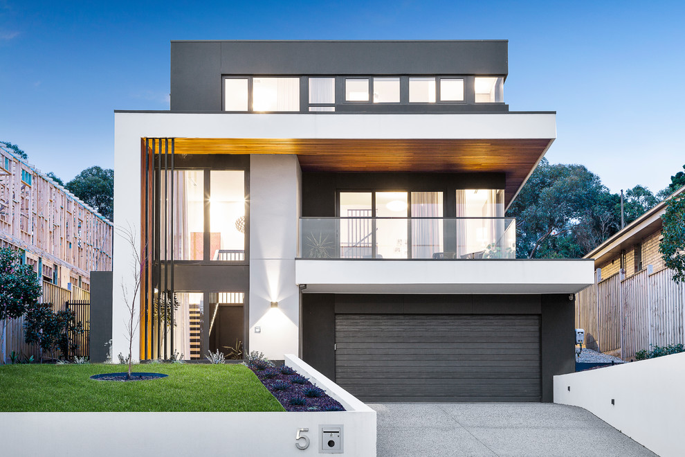 Diseño de fachada de casa negra contemporánea de tres plantas con tejado plano
