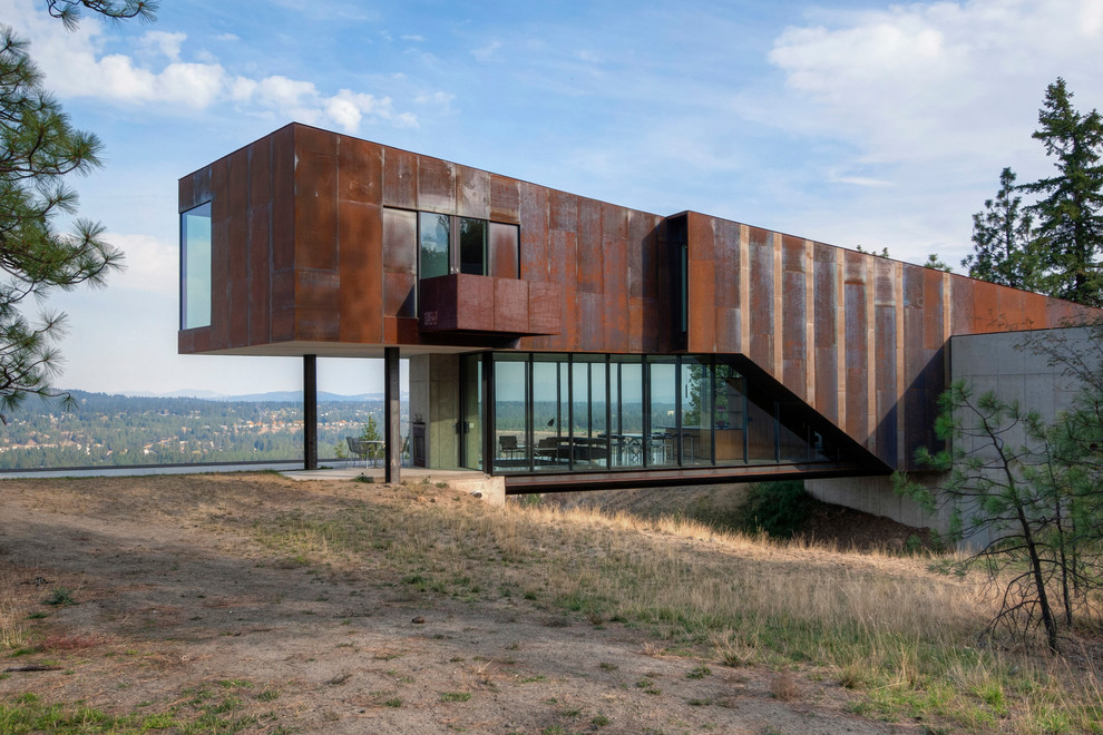 Zweistöckiges Modernes Haus mit Metallfassade in Sonstige