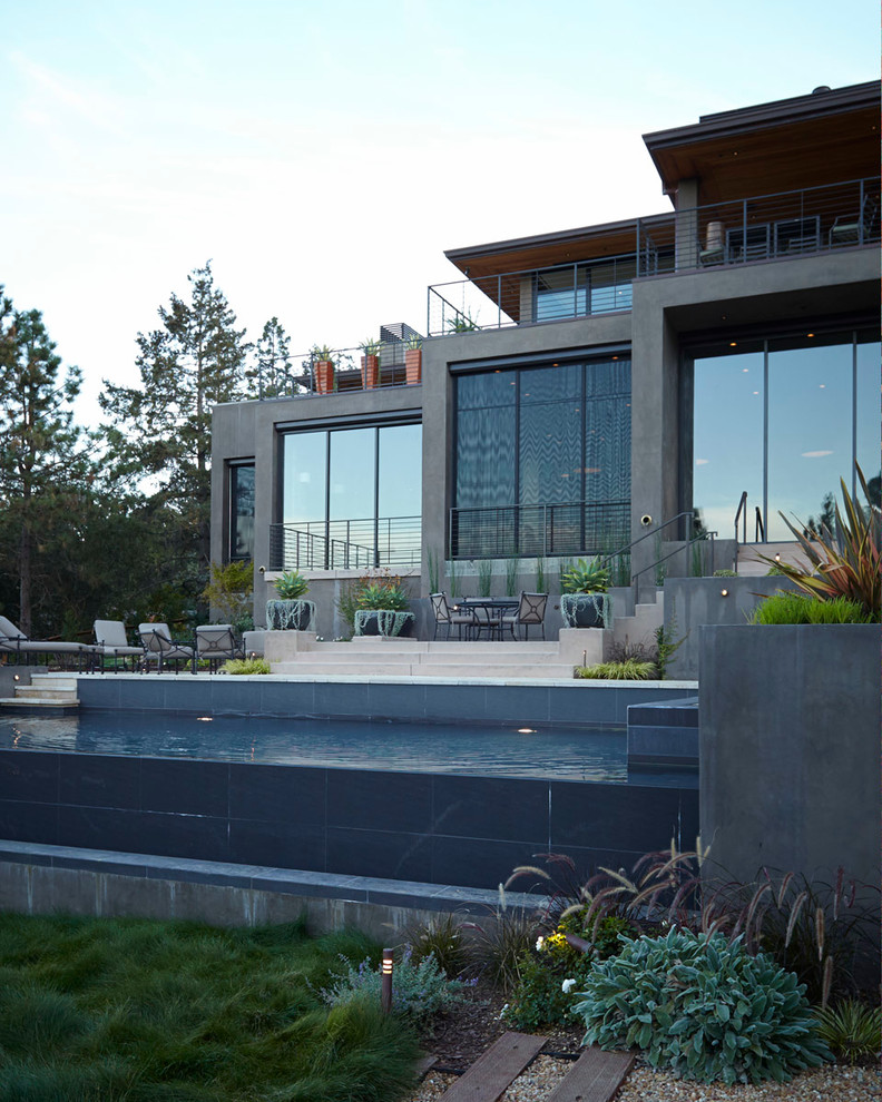 Zweistöckiges Modernes Haus mit grauer Fassadenfarbe in San Francisco