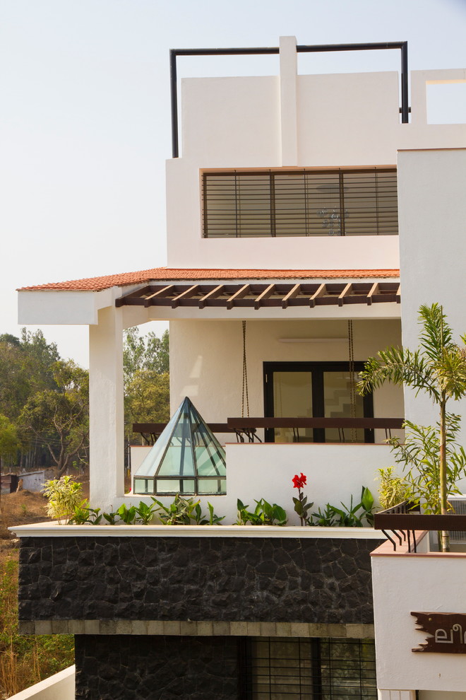 Стильный дизайн: трехэтажный, бежевый дом в современном стиле с облицовкой из цементной штукатурки - последний тренд