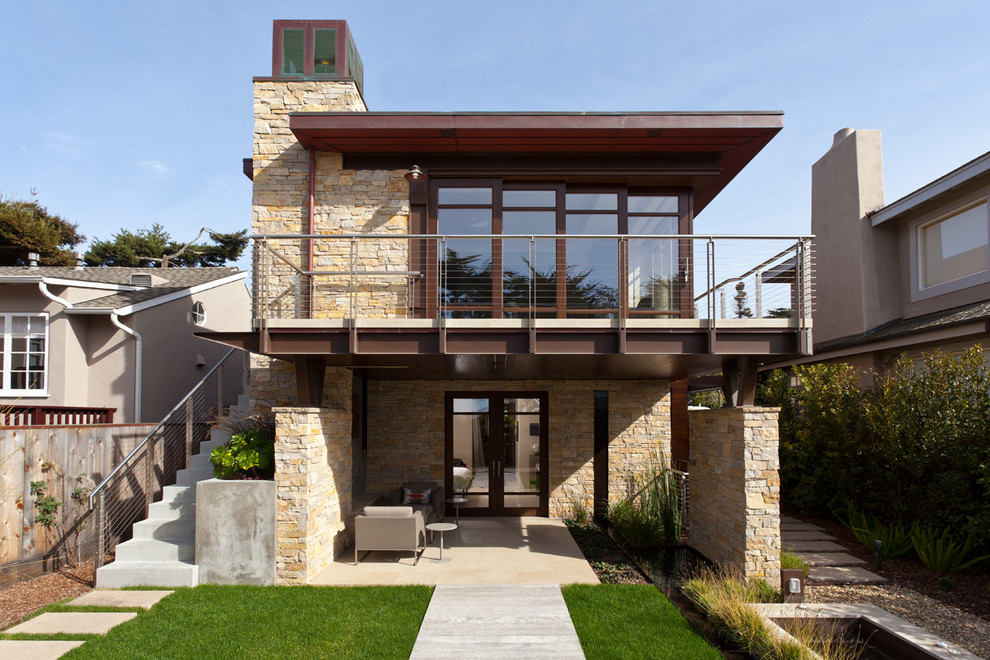 Réalisation d'une façade de maison beige design à un étage avec un revêtement mixte et un toit plat.