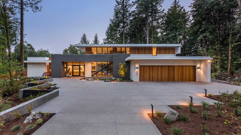 Zweistöckiges Modernes Einfamilienhaus mit Mix-Fassade, bunter Fassadenfarbe und Flachdach in Portland