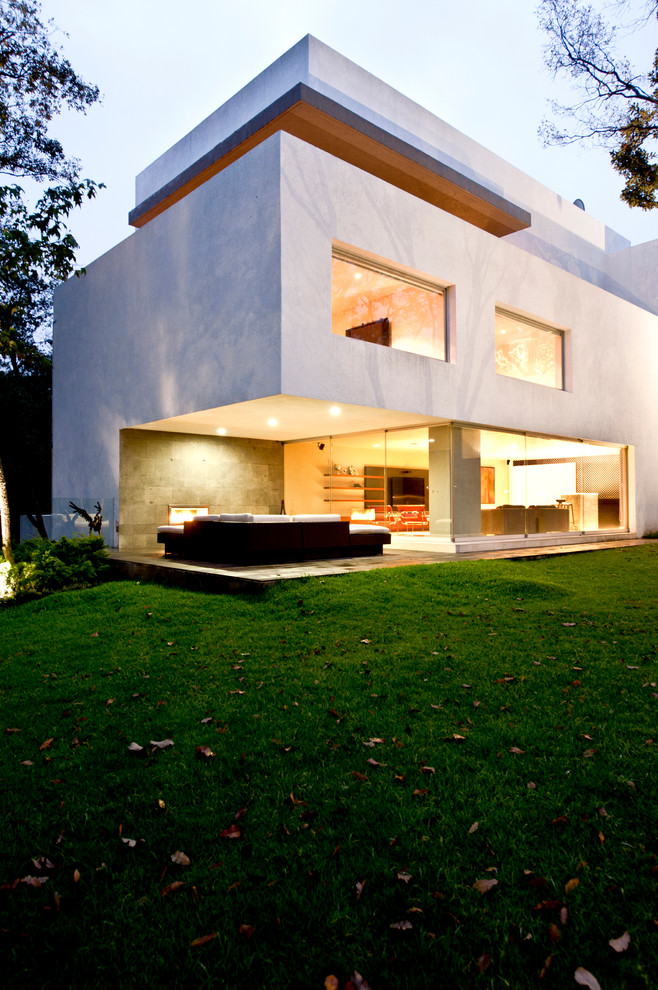 Photo of a white contemporary house exterior in Mexico City.