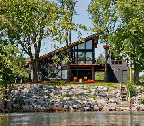 Houzzツアー：数家族が夏を過ごす、バーモント州の湖畔の風通しのよい 