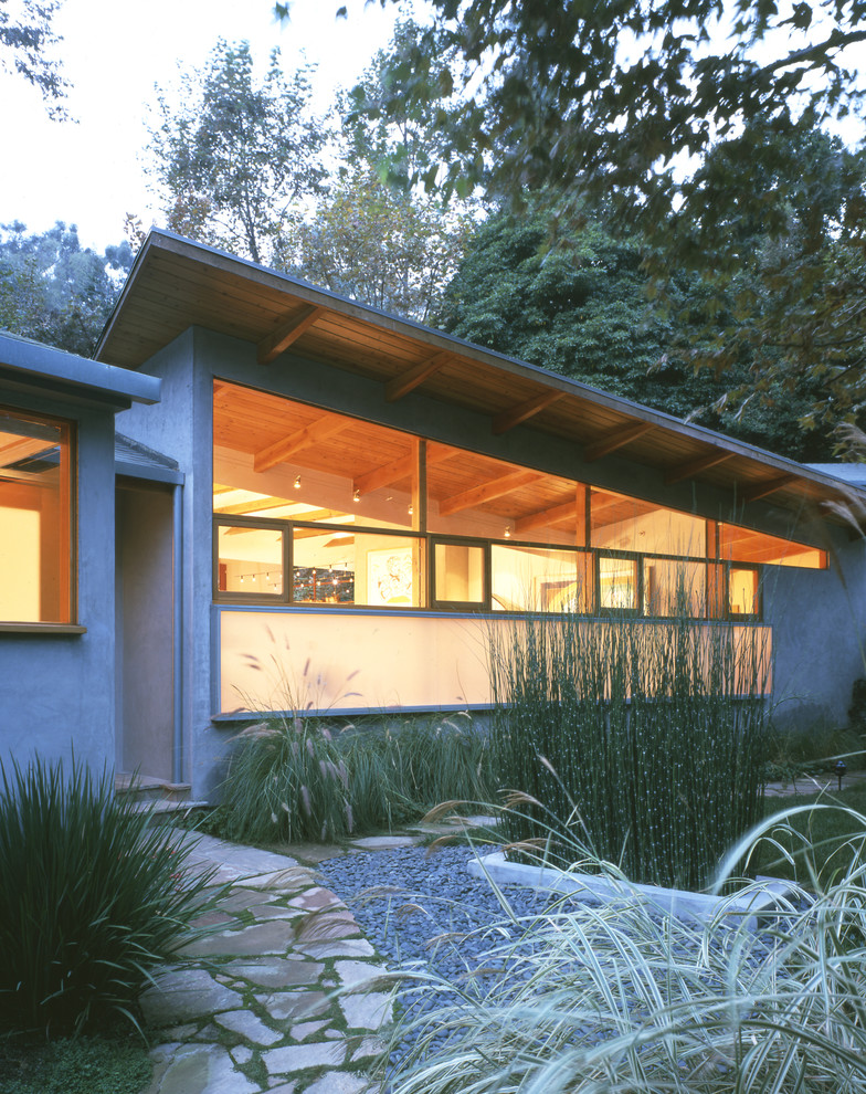 Modernes Haus mit grauer Fassadenfarbe in Los Angeles