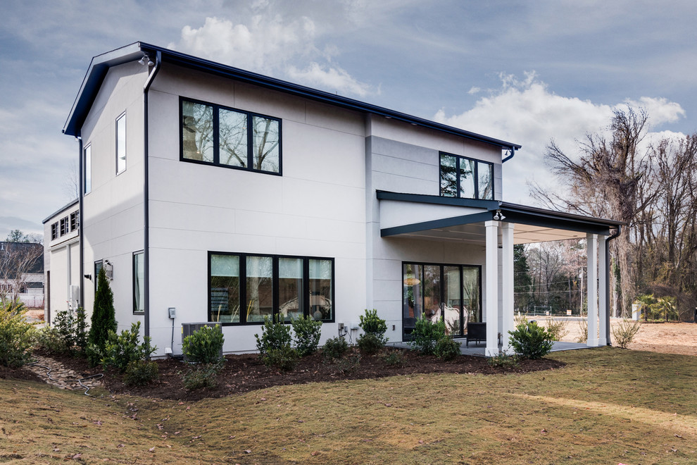 Modelo de fachada de casa multicolor contemporánea de tamaño medio de dos plantas con revestimiento de aglomerado de cemento, tejado a dos aguas y tejado de teja de madera