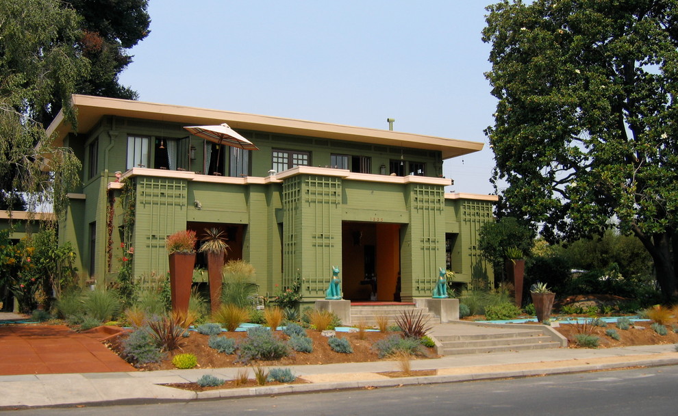На фото: двухэтажный, зеленый дом в современном стиле