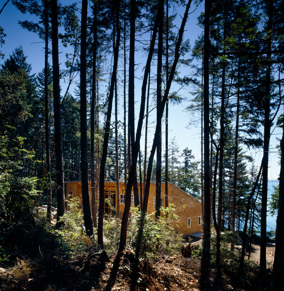 シアトルにあるコンテンポラリースタイルのおしゃれな木の家の写真
