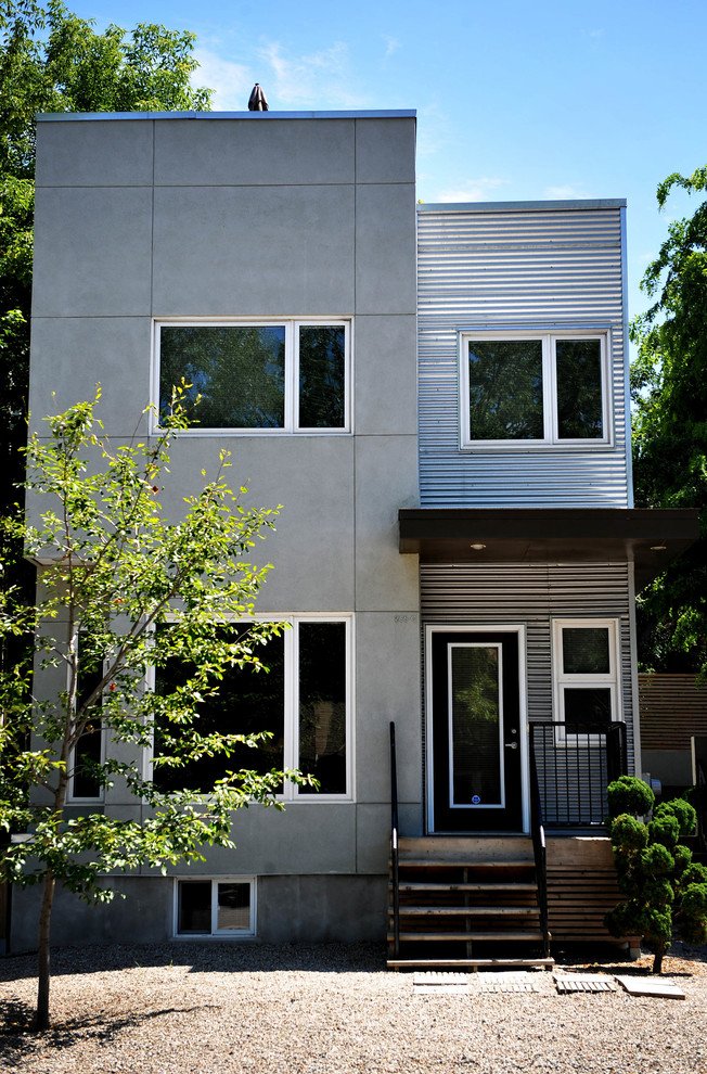 Réalisation d'une façade de maison grise design de taille moyenne et à un étage avec un revêtement mixte.