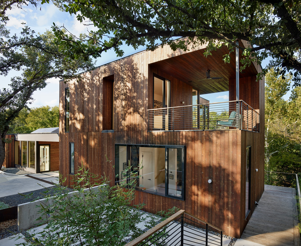 Ispirazione per la facciata di una casa contemporanea a due piani con rivestimento in legno e tetto piano