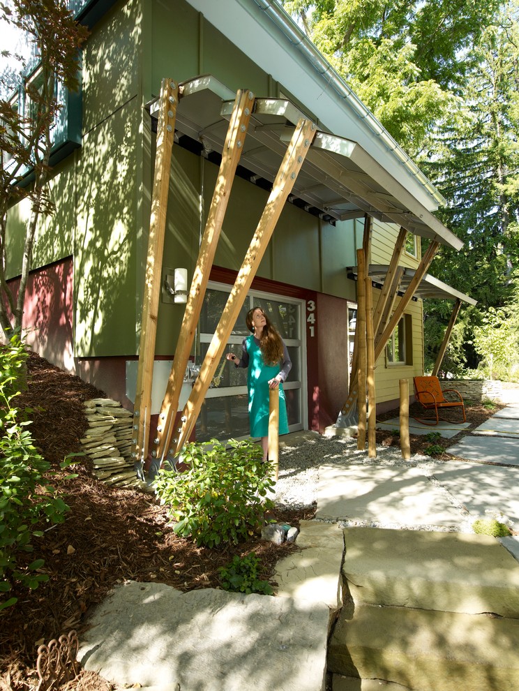 Immagine della facciata di una casa verde contemporanea